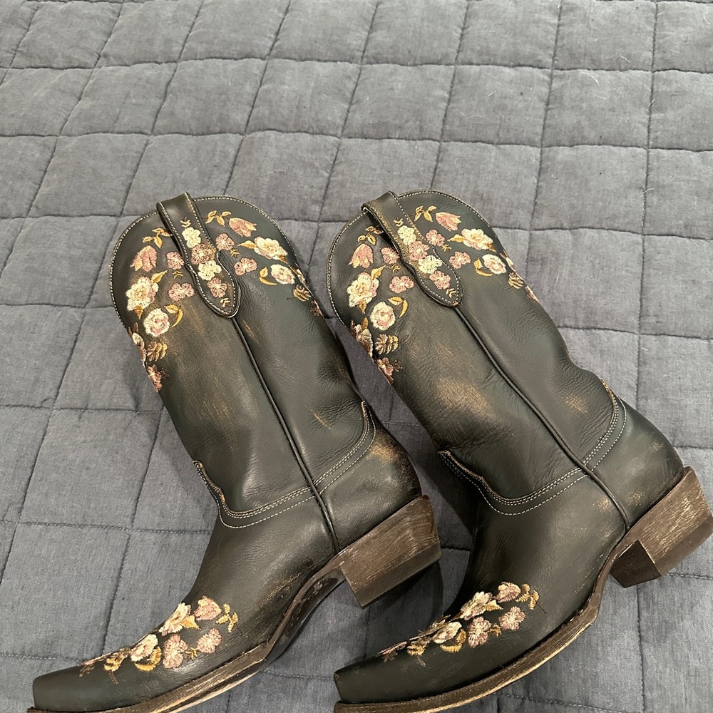 Floral Embroidered Heeled Boots - Picture 4 of 8
